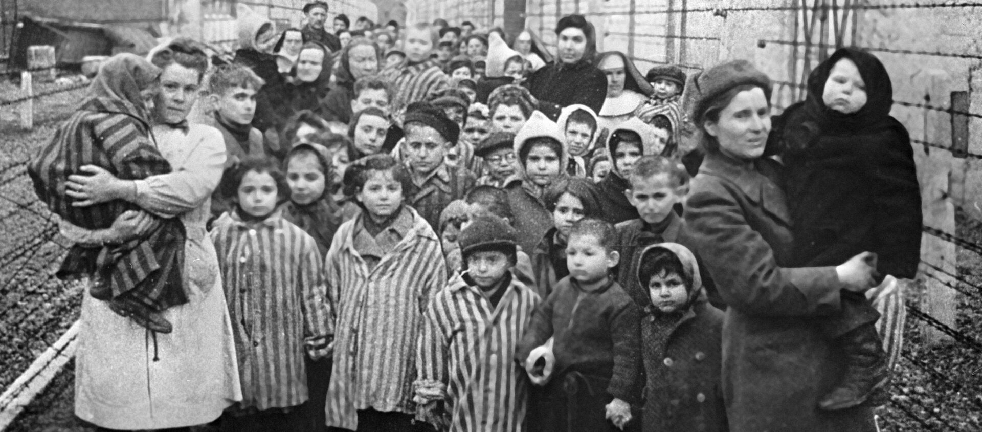 Советские врачи и представители Красного Креста среди узников Освенцима в первые часы после освобождения лагеря - Sputnik Ўзбекистон, 1920, 08.05.2020