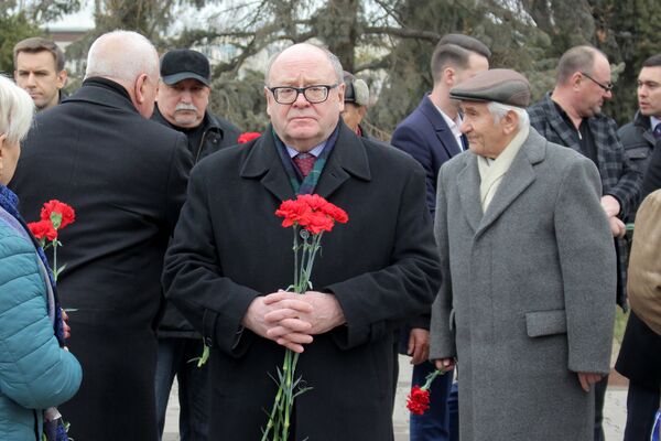 Посол РФ в Узбекистане Владимир Тюрденев возлагает цветы к памятнику  - Sputnik Узбекистан