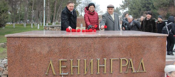 Возложение цветов в Ташкенте в честь 76-й годовщины прорыва блокады Ленинграда Возложение цветов в Ташкенте в честь 76-й годовщины прорыва блокады Ленинграда - Sputnik Узбекистан