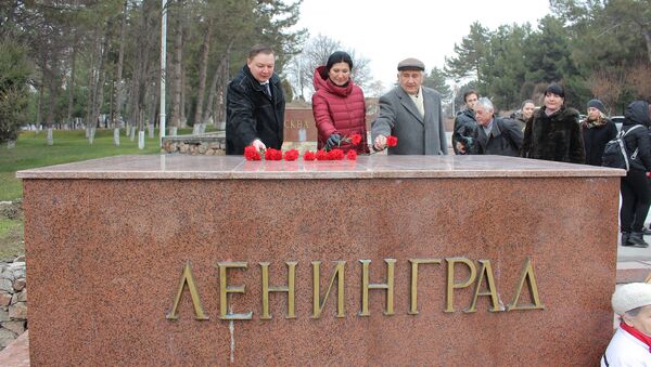 Возложение цветов в Ташкенте в честь 76-й годовщины прорыва блокады Ленинграда - Sputnik Узбекистан