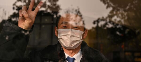 Коронавирус. Человек в маске - Sputnik Ўзбекистон