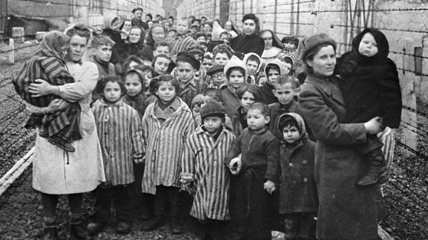 Советские врачи и представители Красного креста среди узников Освенцима в первые часы после освобождения лагеря - Sputnik Узбекистан