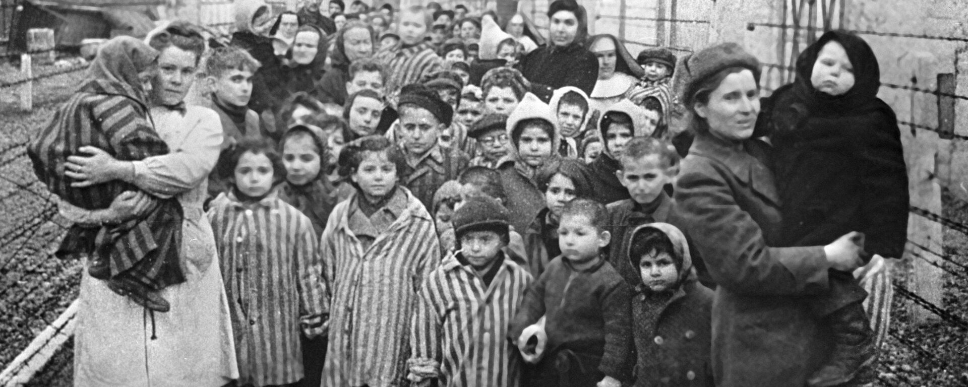 Советские врачи и представители Красного креста среди узников Освенцима в первые часы после освобождения лагеря - Sputnik Узбекистан, 1920, 29.01.2020