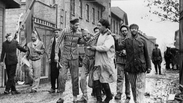 Освобождение советскими войсками узников немецко-фашистского концлагеря Аушвиц-Биркенау - Освенцим, Польша - Sputnik Узбекистан