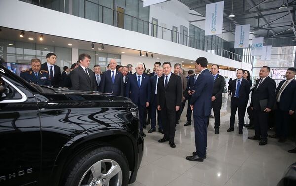 Презентация модельного ряда Chevrolet в Национальном павильоне с участием премьер-министра Казахстана Аскара Мамина - Sputnik Узбекистан
