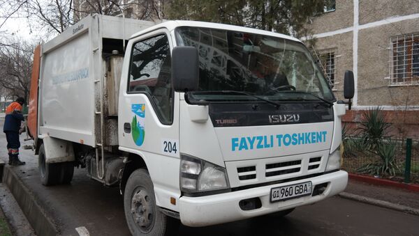 Новые автомобили по сбору мусора в Яккасарайском районе Ташкента - Sputnik Узбекистан