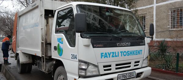Новые автомобили по сбору мусора в Яккасарайском районе Ташкента Новые автомобили по сбору мусора в Яккасарайском районе Ташкента - Sputnik Узбекистан