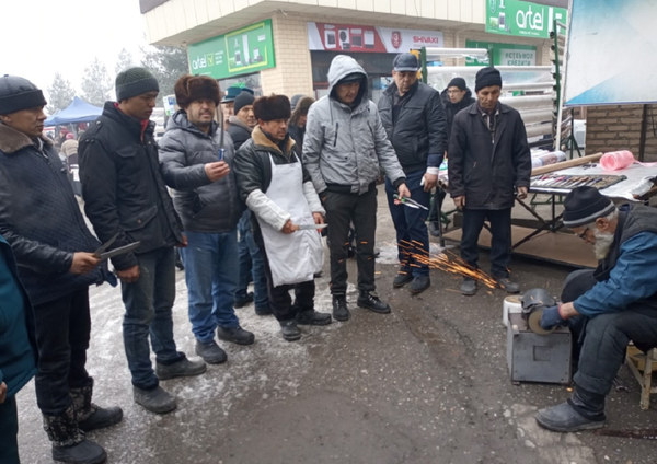 Ножевая полиция: в Андижане затупили острие ножей на рынках - Sputnik Узбекистан