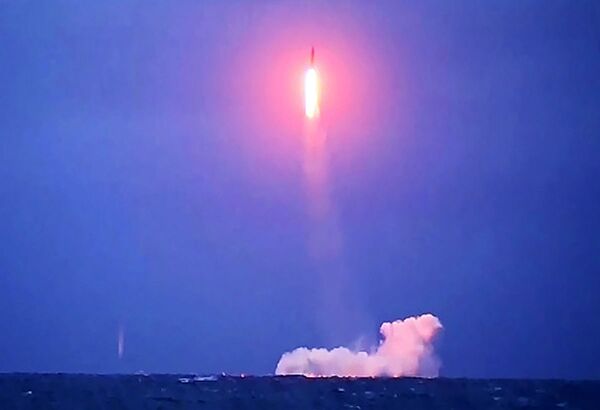 Пуск баллистической ракеты Синева с борта РПКСН Верхотурье - Sputnik Узбекистан