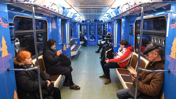 Новогодние поезда запустили в Московском метро - Sputnik Узбекистан
