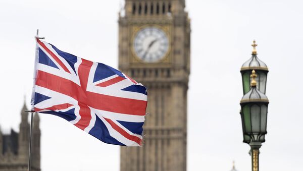 Флаг Великобритании на фоне Вестминстерского дворца в Лондоне - Sputnik Узбекистан