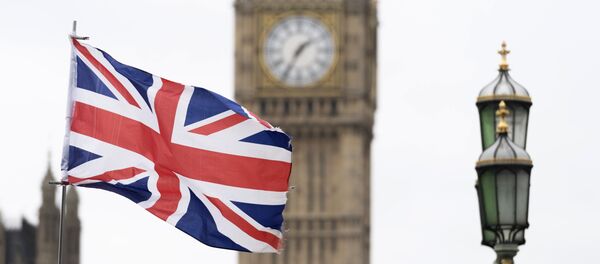 Флаг Великобритании на фоне Вестминстерского дворца в Лондоне Флаг Великобритании на фоне Вестминстерского дворца в Лондоне - Sputnik Узбекистан