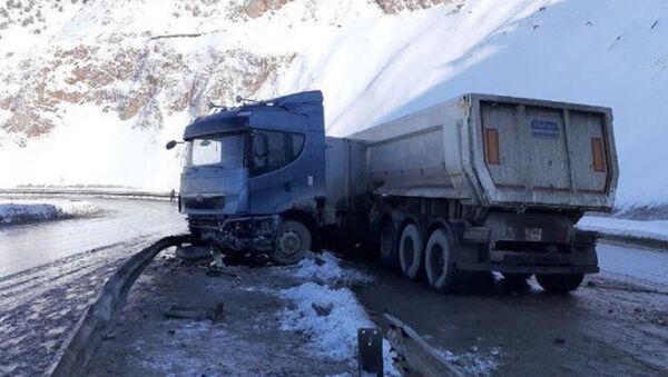 Две фуры попали в ДТП на перевале Камчик - фото - Sputnik Узбекистан