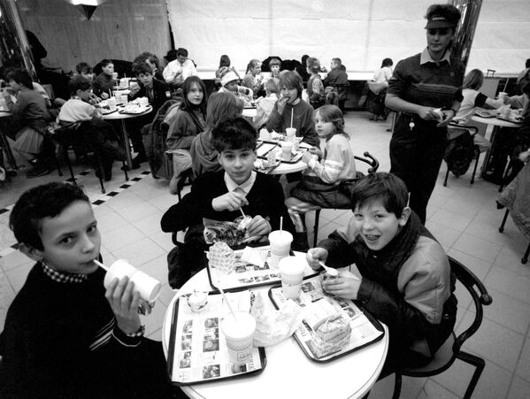 Воспитанники московских детских домов в ресторане Макдоналдс на Пушкинской площади в Москве - Sputnik Узбекистан