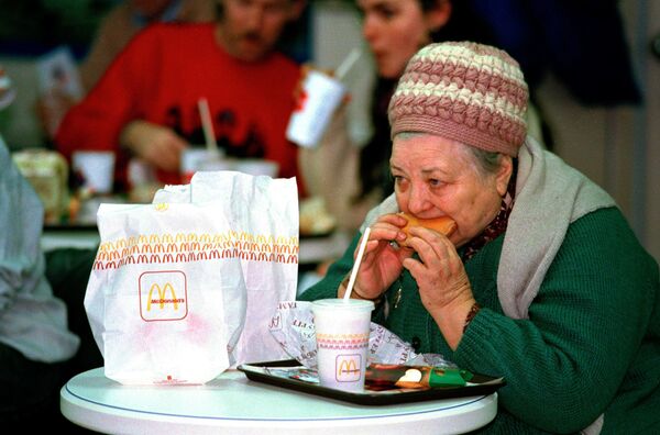 Пожилая женщина в ресторане Макдональдс в Москве  - Sputnik Узбекистан