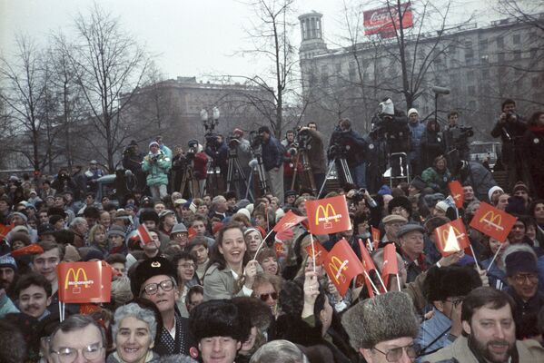 Во время торжественного открытия ресторана Макдональдс на Пушкинской площади в Москве в день его открытия, 31 января 1990 года - Sputnik Узбекистан