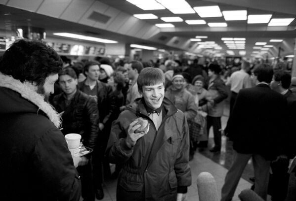 Первые посетители советско-канадского ресторана Макдоналдс на Пушкинской площади в Москве в день его открытия, 31 января 1990 года - Sputnik Узбекистан