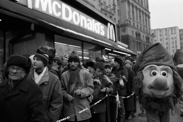Очередь у входа в ресторан Макдоналдс на Пушкинской площади в Москве в день его открытия, 31 января 1990 года - Sputnik Узбекистан