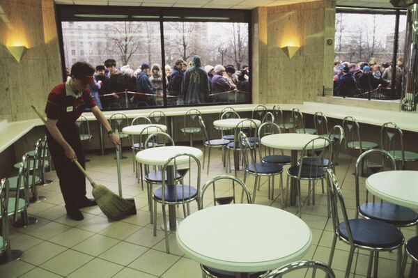Очередь у входа в ресторан Макдоналдс на Пушкинской площади в Москве в день его открытия, 31 января 1990 года - Sputnik Узбекистан