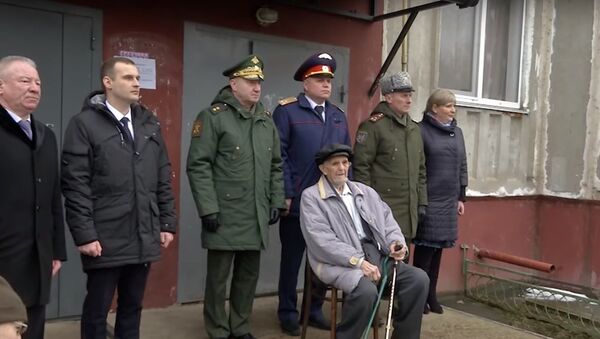 В Смоленском районе прошел парад для одного ветерана - Sputnik Узбекистан