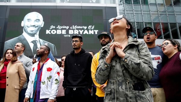 Скорбящие возле изображения баскетболиста Коби Брайанта в Лос-Анджелесе, Калифорния, который разбился в результате крушения личного вертолета в Калабасасе - Sputnik Узбекистан