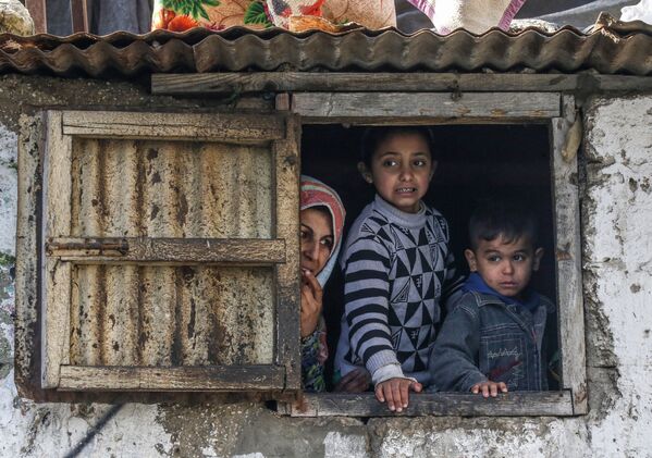 Семья палестинцев в лагере для беженцев в Секторе Газа - Sputnik Узбекистан