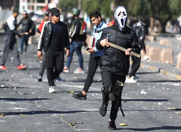 Участники антиправительственной демонстрации на площади Аль-Хилани в Багдаде - Sputnik Узбекистан