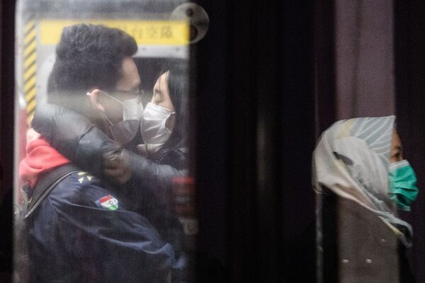 Целующаяся пара в защитных масках в метро Гонконга - Sputnik Узбекистан