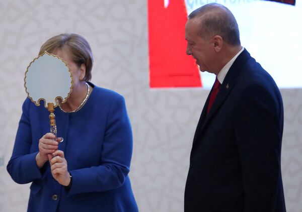 Ангела Меркель принимает подарок от Реджепа Эрдогана - Sputnik Узбекистан