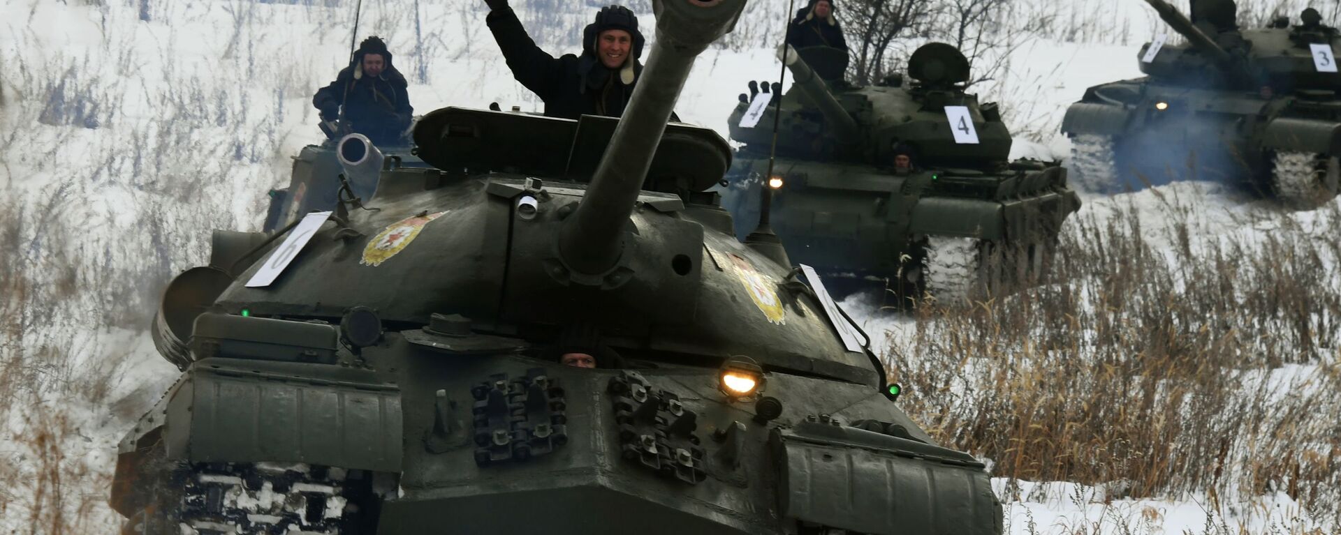 Sovetskiy tajeliy tank IS-3 vo vremya pokazatelnogo viezda bronetankovoy texniki  v Primorskom krae - Sputnik O‘zbekiston, 1920, 23.11.2021