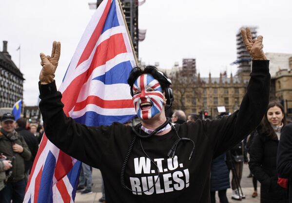 Сторонник Brexit на торжественных мероприятиях, посвященных выходу Великобритании из ЕС (Brexit Party) на площади Парламента в Лондоне вблизи Вестминстерского дворца. - Sputnik Узбекистан