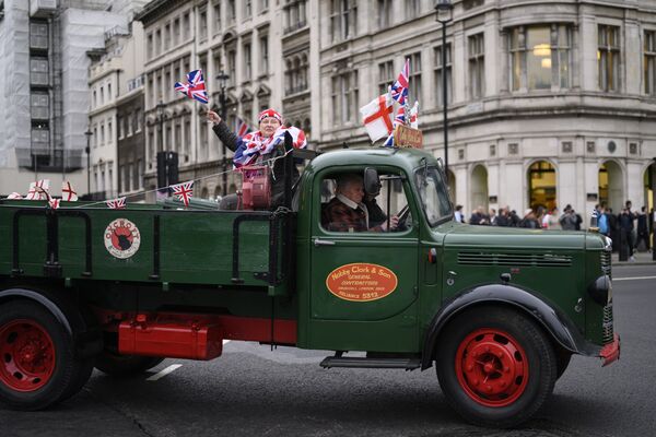 Сторонники Brexit на торжественных мероприятиях, посвященных выходу Великобритании из ЕС (Brexit Party) на площади Парламента в Лондоне вблизи Вестминстерского дворца. - Sputnik Узбекистан