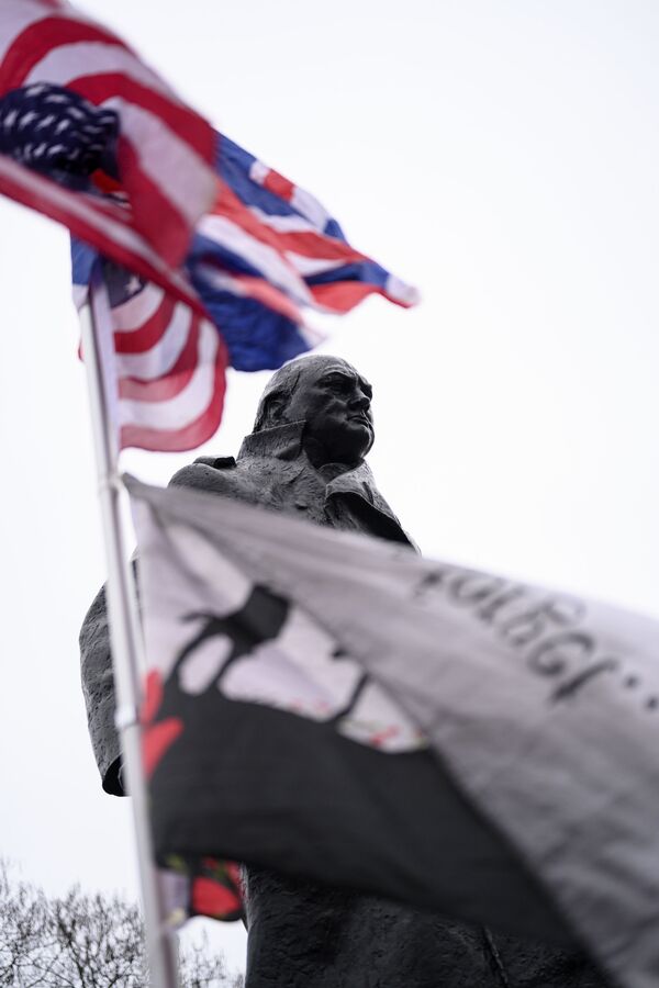 Памятник Уинстону Черчиллю на площади Парламента в Лондоне вблизи Вестминстерского дворца, где проходят торжественные мероприятия, посвященные выходу Великобритании из ЕС (Brexit Party). - Sputnik Узбекистан