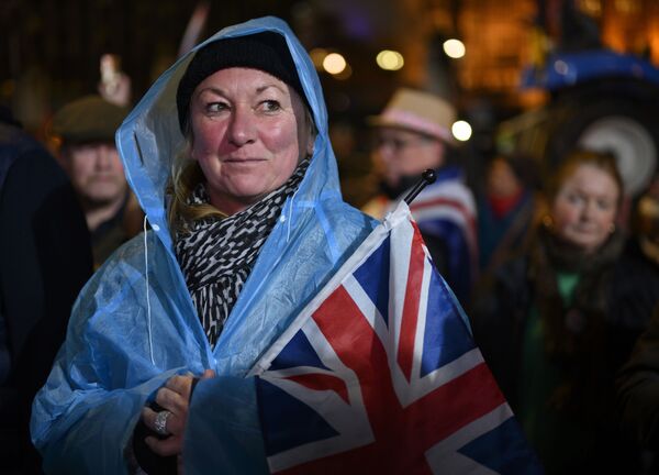 Сторонница Brexit на торжественных мероприятиях, посвященных выходу Великобритании из ЕС (Brexit Party) на площади Парламента в Лондоне вблизи Вестминстерского дворца. - Sputnik Узбекистан
