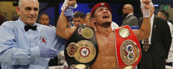 Боксер Муроджон Ахмадалиев радуется победе в бою за титул чемпиона мира по версиям WBA Super и IBF Боксер Муроджон Ахмадалиев радуется победе в бою за титул чемпиона мира по версиям WBA Super и IBF - Sputnik Узбекистан