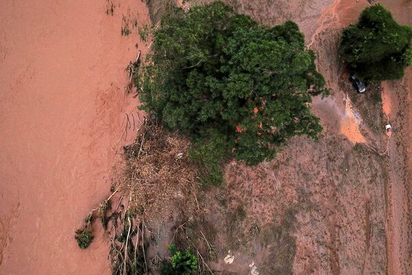 Аэрофотоснимок вышедшей из берегов реки Дас Велхас после проливных дождей в Сабара, Белу-Оризонти, штат Минас-Жерайс, Бразилия  - Sputnik Узбекистан