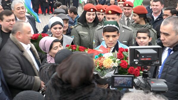 Президент Муроджон Аҳмадалиевга Tracker ва уч хонали уй совға қилди - фото - Sputnik Ўзбекистон