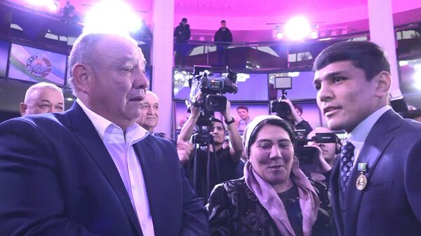 Президент Муроджон Аҳмадалиевга Tracker ва уч хонали уй совға қилди - фото - Sputnik Ўзбекистон