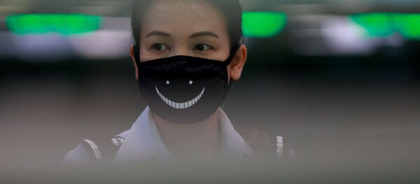 Сотрудник аэропорта носит маску, чтобы предотвратить распространение нового коронавируса Сотрудник аэропорта носит маску, чтобы предотвратить распространение нового коронавируса - Sputnik Ўзбекистон