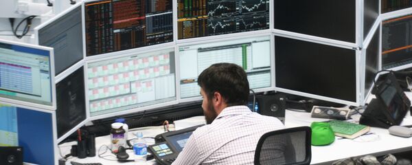 Мужчина за работой в офисе - Sputnik Узбекистан