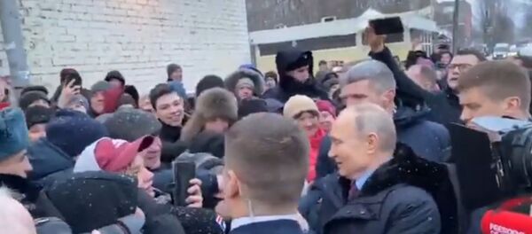 Путин остановил кортеж и пообщался с жителями Череповца. Видео Путин остановил кортеж и пообщался с жителями Череповца. Видео - Sputnik Узбекистан
