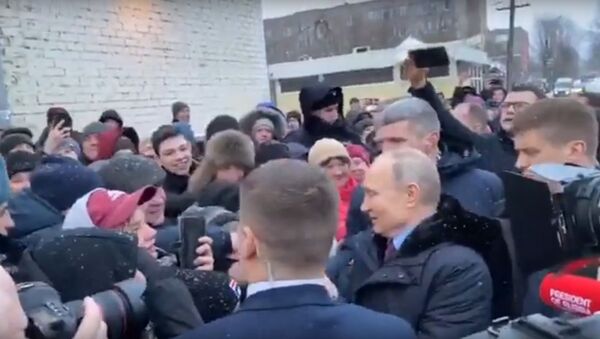 Путин остановил кортеж и пообщался с жителями Череповца. Видео - Sputnik Узбекистан
