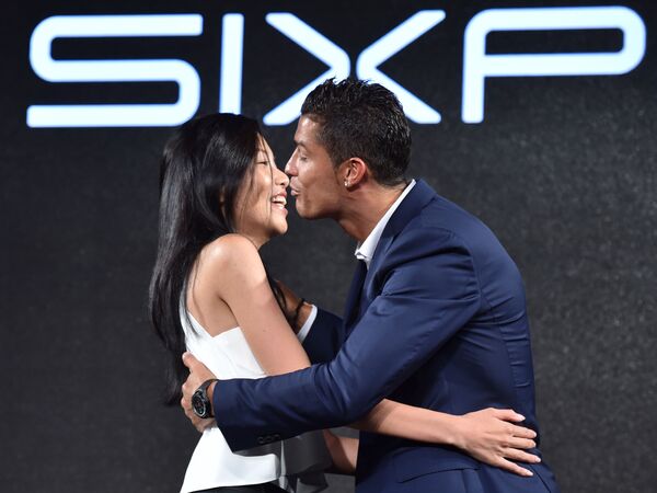 Криштиану Роналду целует свою японскую поклонницу, 2015 год - Sputnik Узбекистан