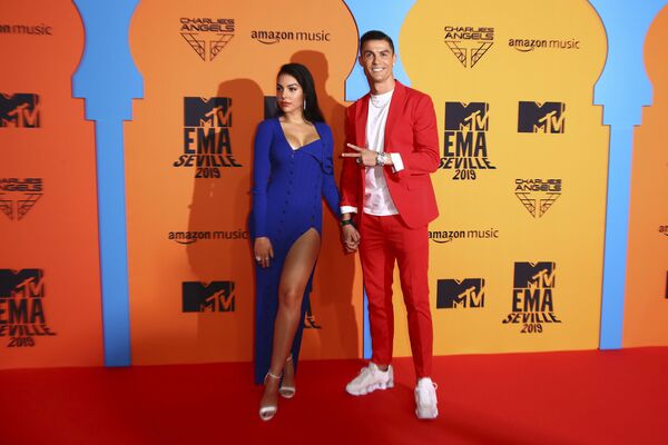 Криштиану Роналду и его подруга Джорджина Родригес на European MTV Awards в Севилье, 2019 год - Sputnik Узбекистан