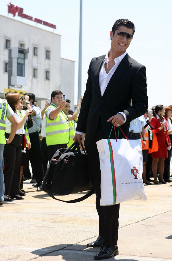Футболист Криштиану Роналду позирует в аэропорту Лиссабона  - Sputnik Узбекистан