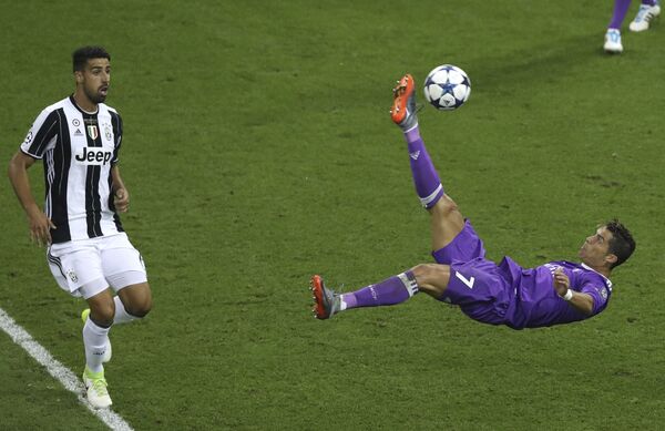 Криштиану Роналду бьет по мячу во время финального футбольного матча - Sputnik Узбекистан