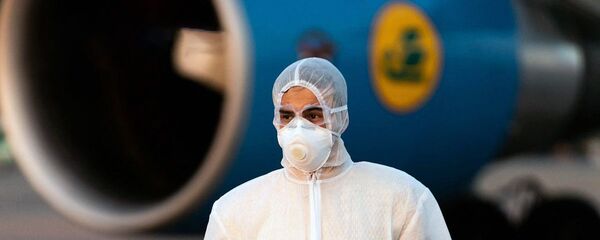 Специалисты министерства здравоохранения в аэропорту Ташкента Специалисты министерства здравоохранения в аэропорту Ташкента - Sputnik Ўзбекистон