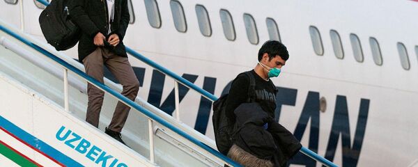 Встреча пассажиров, прибывших из Китая, в аэропорту Ташкента Встреча пассажиров, прибывших из Китая, в аэропорту Ташкента - Sputnik Ўзбекистон