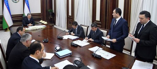 Президент Республики Узбекистан Шавкат Мирзиёев 5 февраля провел совещание, посвященное приоритетным задачам по реформированию системы внешнеэкономической деятельности Президент Республики Узбекистан Шавкат Мирзиёев 5 февраля провел совещание, посвященное приоритетным задачам по реформированию системы внешнеэкономической деятельности - Sputnik Ўзбекистон