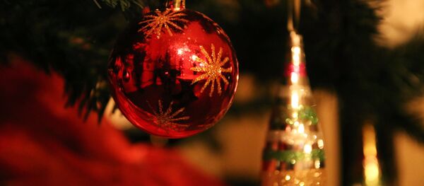 Шар на новогодней елке Шар на новогодней елке - Sputnik Ўзбекистон